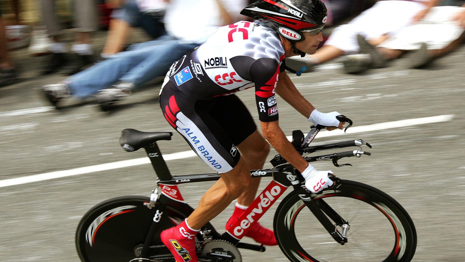 “东安湖体育公园：水上龙舟竞速，选手决战激流”